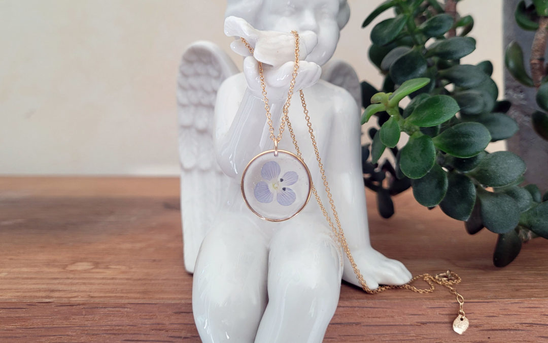 collier gold filled or fleur myosotis résine