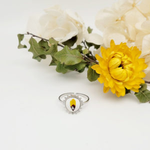 Bague acier inoxydable argenté fleur gaillardie paillette de feuille dorée resine