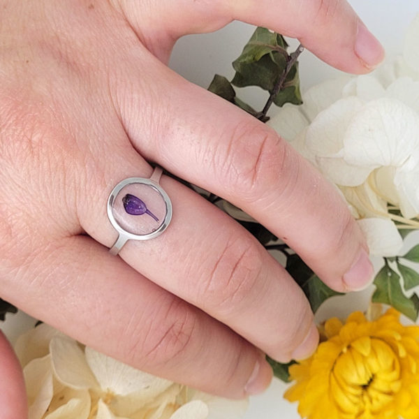 Bague acier inoxydable argentée fleur muscari toupet résine porté