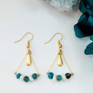 Boucles triangles dorées à l'or mat pierre d'apatite bleu et nacre blanc