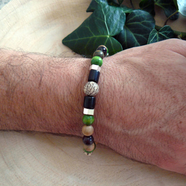 Bracelet avec perles en bois, graines veitchia et bois vert porté