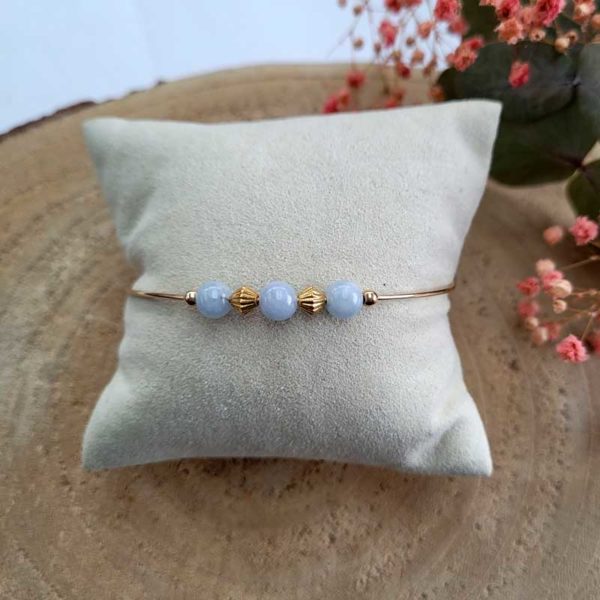 Bracelet jonc gold filled or jaune avec pierre morganite bleu pastel vue sur coussin