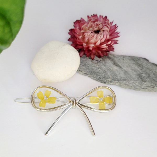 Barrette argentée nœud fleur jaune colza résine