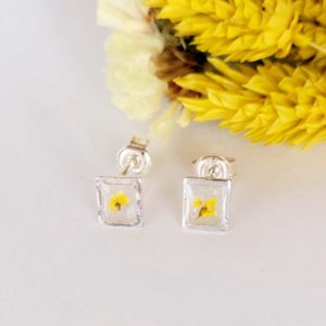 Mini puces d'oreilles rectangle en argetn 925 et fleur d'ammi majus jaune résine L.créative