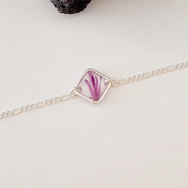 Bracelet en argent 925 avec fleurs de chardon rose vue de près