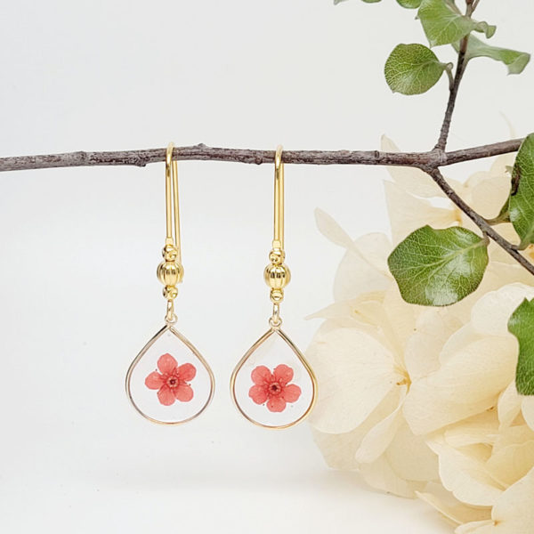 Boucles d'oreilles goutte fleur marguerite teintée rouge résine