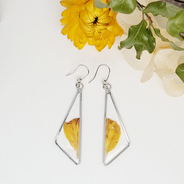 Boucles d'oreilles plaqué argent triangle petale de fleur giroflée à plat