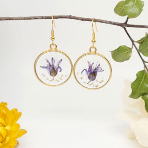 Boucles d'oreilles plaqué or fleur scille d'espagne jacinthe sauvage paillette feuille dorée résine
