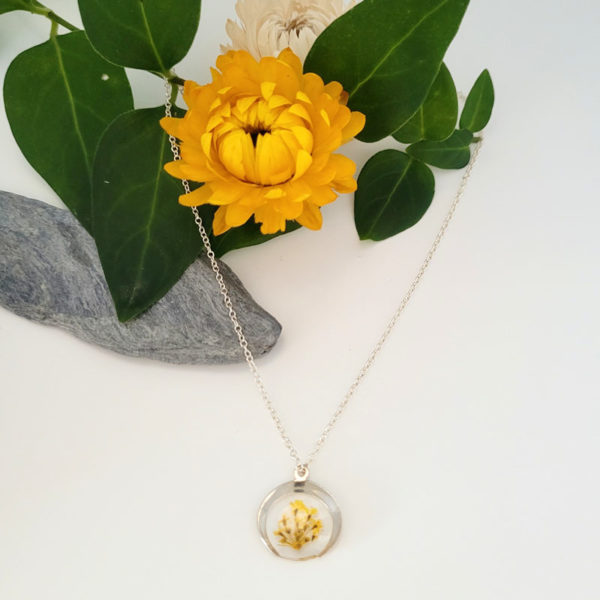 Collier argent 925 demi-lun fleur séchée ammi majus jaune résine a plat