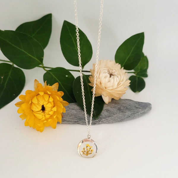 Collier argent 925 demi-lun fleur séchée ammi majus jaune résine suspendu