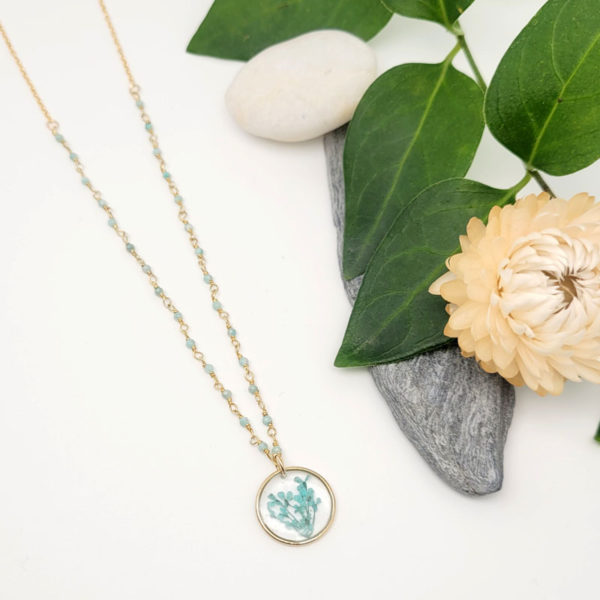 Collier plaqué or chaine rosaire et fine amazonite fleur sechée ammi majus turquoise à plat