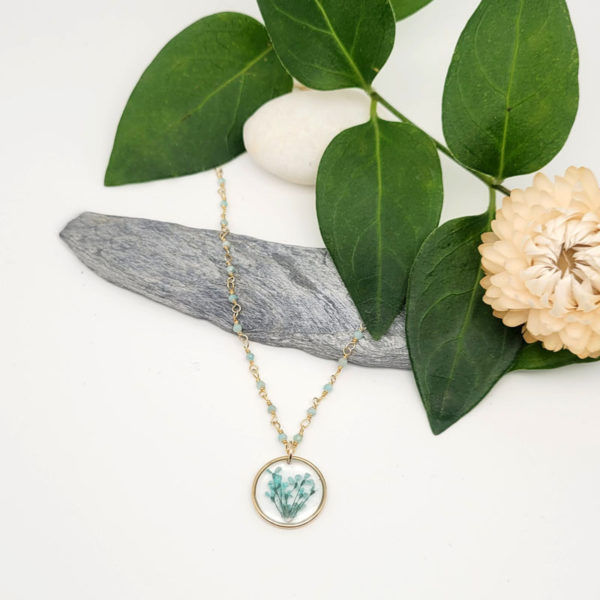 Collier plaqué or chaine rosaire et fine amazonite fleur sechée ammi majus turquoise