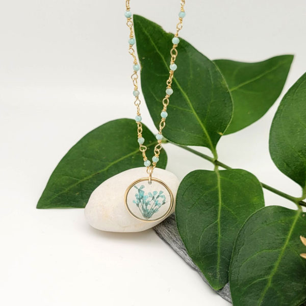 Collier plaqué or chaine rosaire et fine amazonite fleur sechée ammi majus turquoise suspendu