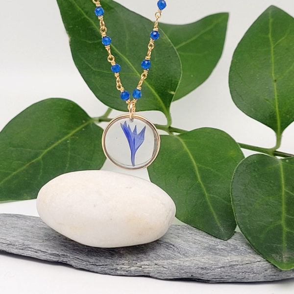 Collier plaqué or chaine rosaire et fine lapis lazuli fleur sechée bleuet bleu détail