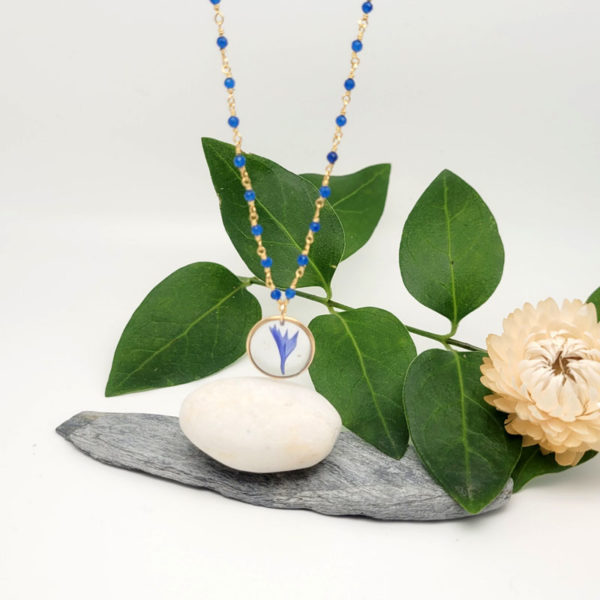 Collier plaqué or chaine rosaire et fine lapis lazuli fleur sechée bleuet bleu suspendu