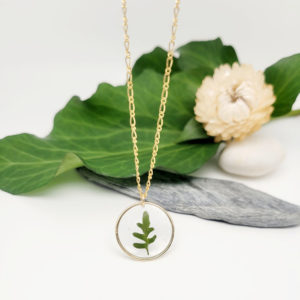 Collier plaqué or feuille séchée fougère verte résine suspendu
