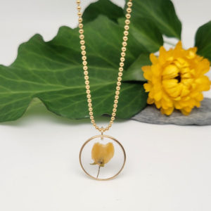 Collier plaqué or fleur sechée bouton rose de damas jaune suspendu résine