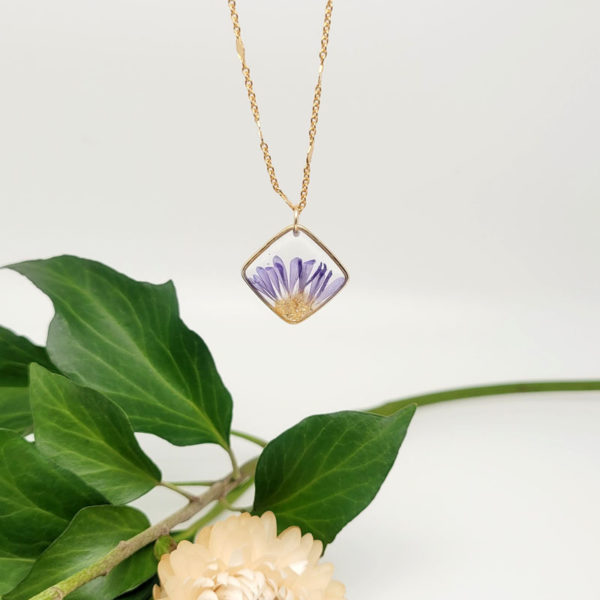 Collier plaqué or médaillon carré pétale de chrysanthème mauve séchée paillette feuille dorée résine suspendu