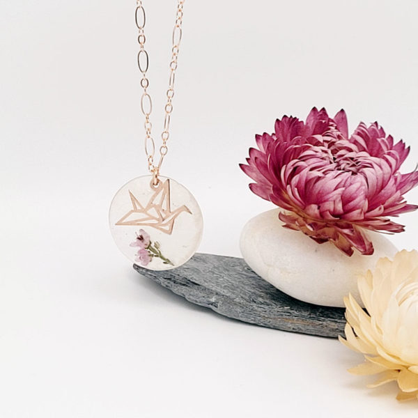 Collier plaqué or rose origami japon sequin nacre fleur séchée oiseau bruyère sauvage en suspension