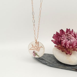 Collier plaqué or rose origami japon sequin nacre fleur séchée oiseau bruyère sauvage