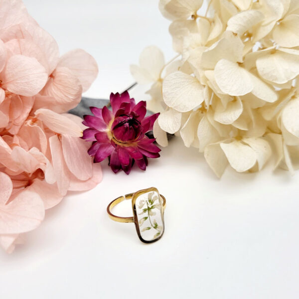 Bague acier inoxydable fleur melilot blanc ajustable de coté